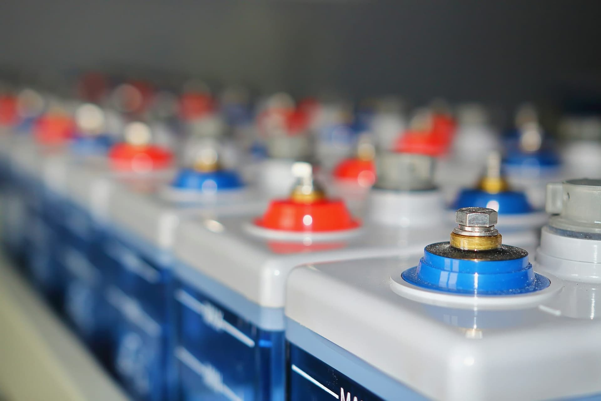 Rows of battery modules for energy storage